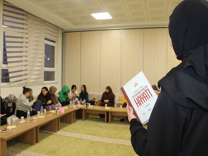 Erzincan Öğrenci Yurdu’nda düzenlenen “Peygamber ve Zarafet Atölyesi” etkinliğinde öğrenciler,